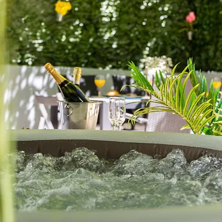 Oasis Luxury Apartment With Terrarce And Jacuzzi Split Exterior photo